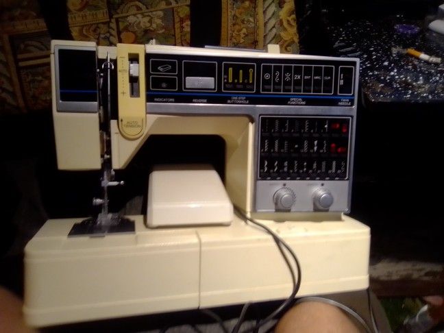 Sewing Machine With Carrying Case 