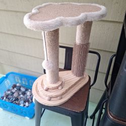 New  Cat Play / Scratch Station 