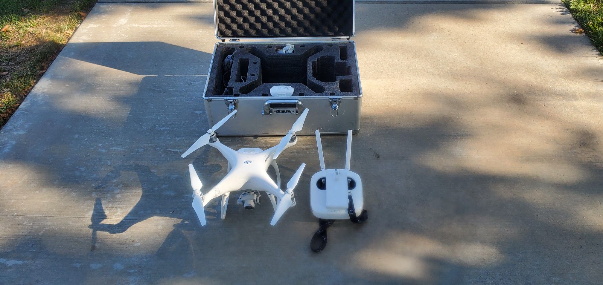 Dji Phantom 4 Make Offer comes with Hardcase and Accesories