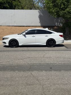2018 Honda accord touring 1.5t very clean sounds system tint 20” wheels