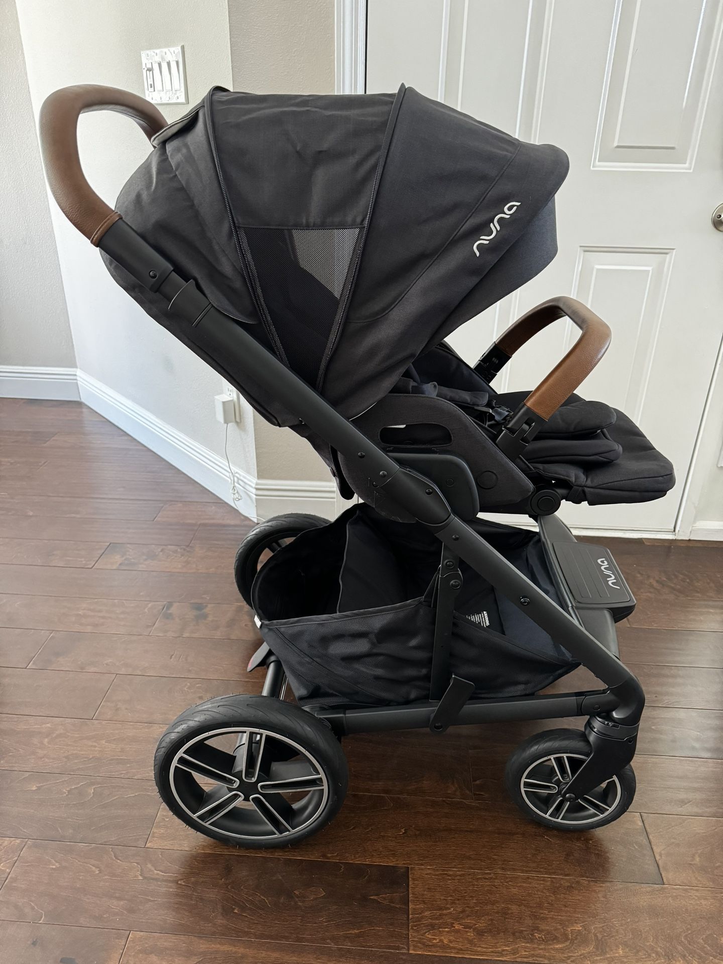 NUNA MIXX NEXT STROLLER (EXCELLENT CONDITION)