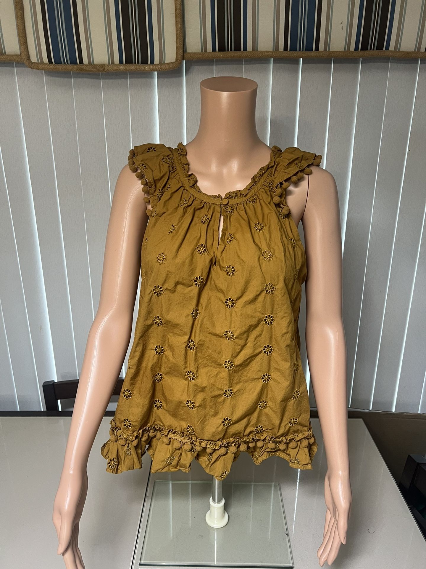 Female Mannequin torso with removable Adjustable Arms Half Body Torso. Great shape & clothes included.