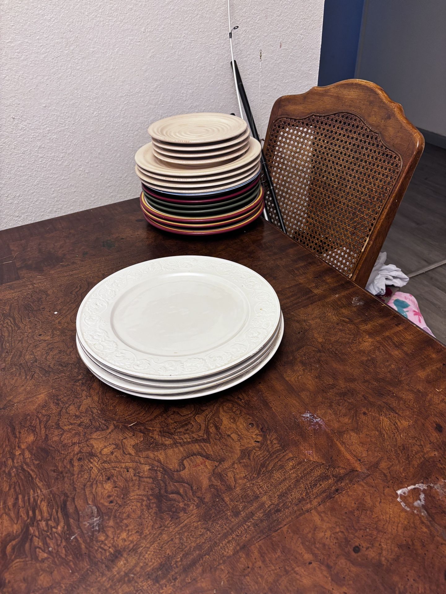 Different color plates in good condition
