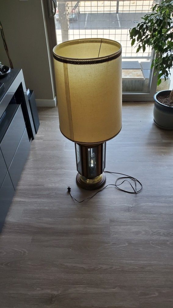 Antique Style Lamp And Table