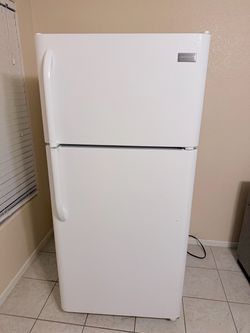 Frigidaire Top-Freezer Refrigerator