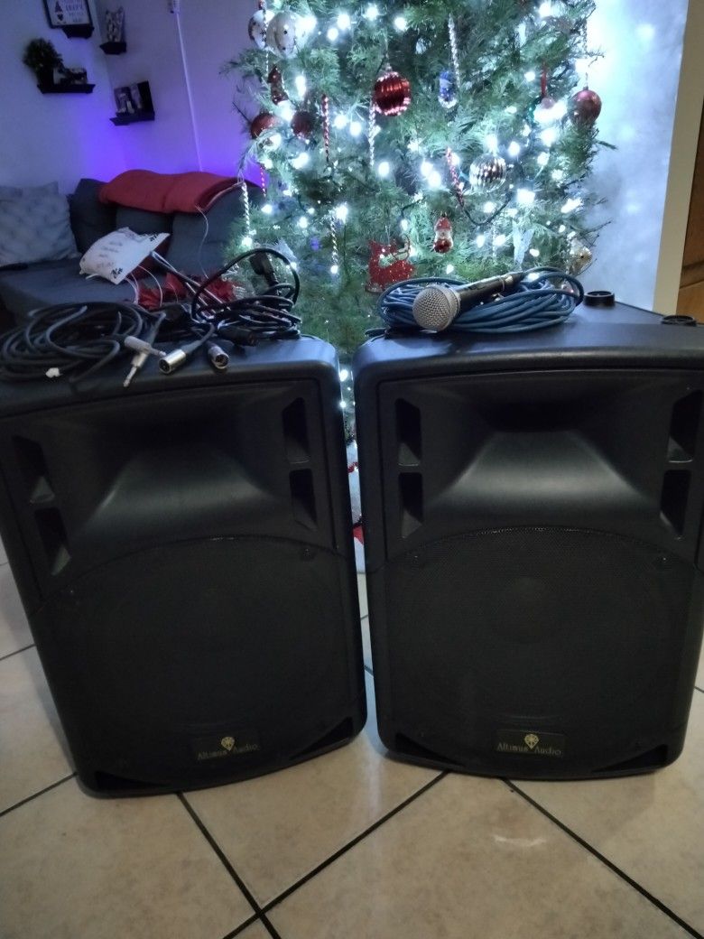Altimus Audio Powered Speakers 15" Cables & Microphone Included In Very Good Condition!!