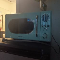 Insignia™ - 0.7 Cu. Ft. Retro Compact Microwave - Mint