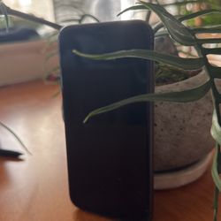 Iphone 11 128g crack on front. unlocked.