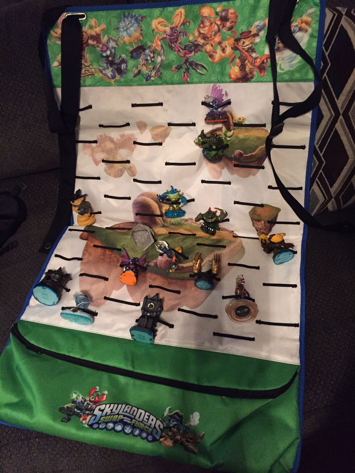 Skylanders carry/display mat with 14 figures