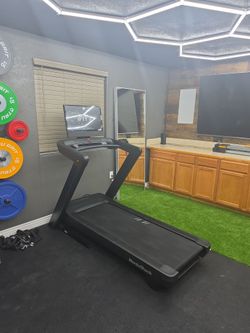 Norditrack commercial Treadmill retails for $2500 selling mine for $1,997 fully assembled