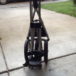 3 Wheel Golf Club Kart made By Sun Mountain is it to fold and become very small very good condition