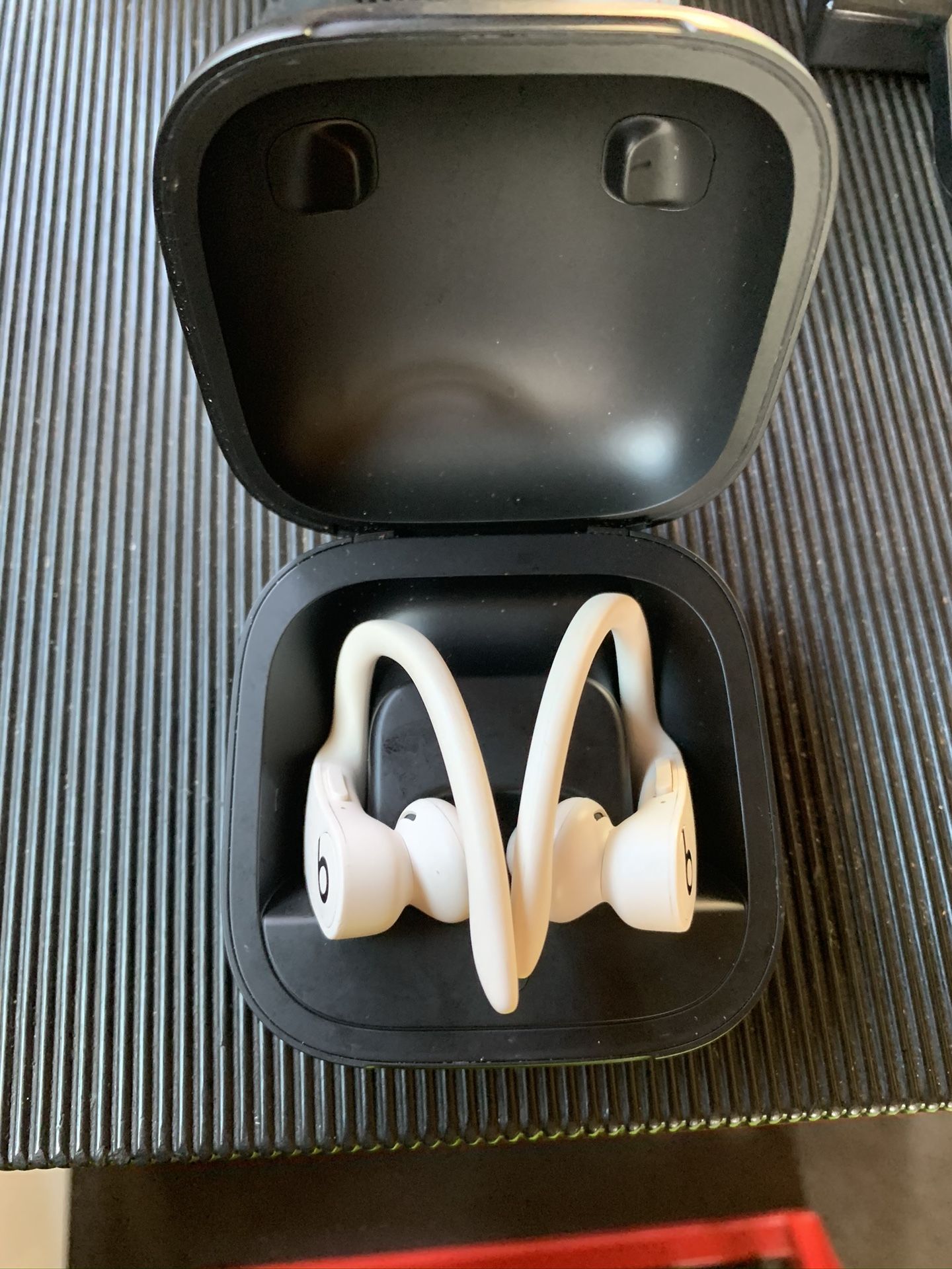 Powerbeats Pro Ivory Barley used