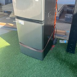 Mini fridge 