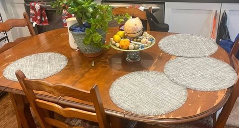 Dinnig table and chairs comedor y sillas
