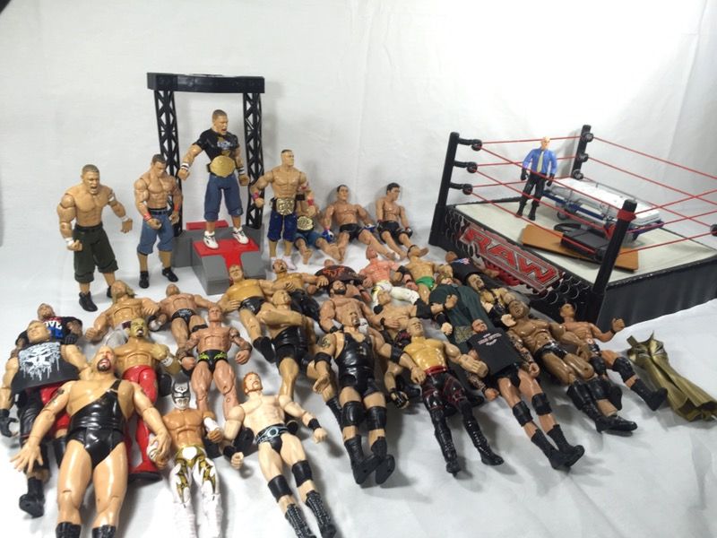 32 WWE Raw UFC Action Figures W/Ring & Entrance