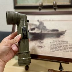 Vintage US Army USGI Fulton MX-991/U Angle Head Vietnam Era Green Flashlight With Colored Filters