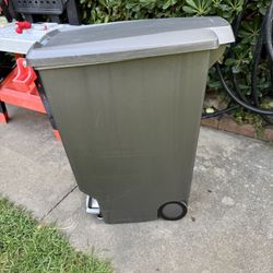 simplehuman Indoor Step Trash Can, Black Plastic, 10.5 Gal. (CW1361)