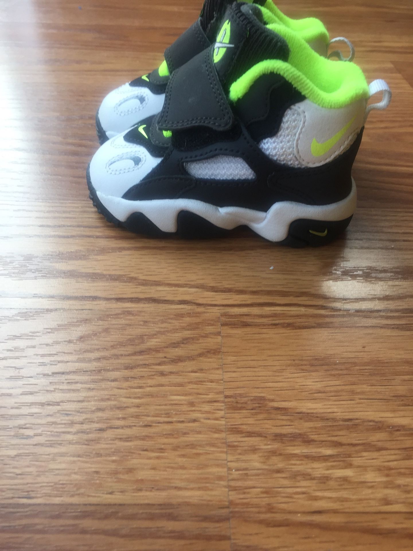 Nike air max turf size 4c
