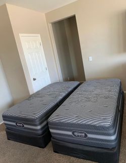 2 TWIN XL MATTRESSES BEAUTYREST BLACK AND FREE BOX SPRINGS