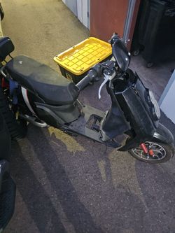 Vespa style Moped Electric scooter for Parts or Repair