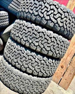 265 65 17 Bfgoodrich ko2 tires Con 80% de Vida Las 4