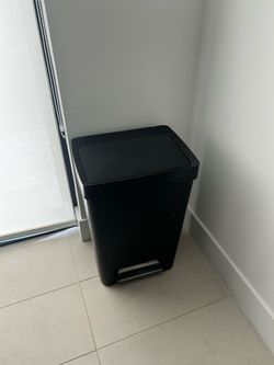 Rubbermaid 12 Gal Kitchen Trash Can