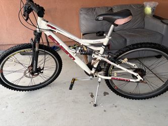 **Schwinn S-60 Full Suspension Mountain Bike – 26"** **$100**