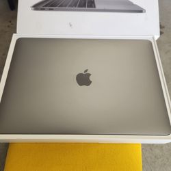 Apple MacBook Pro 13” A1(contact info removed) Core i7 / 16GB RAM / 256GB MR932LL/A Space Gray