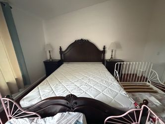 King Size bed with 2 nightstand