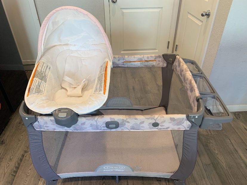 Deluxe Graco Pack n Play Portable Crib, Bassinet, and Changing Table