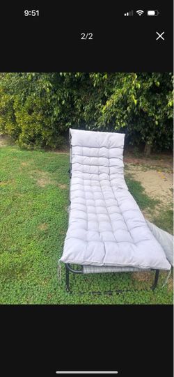 FREE LOUNGE CHAIR