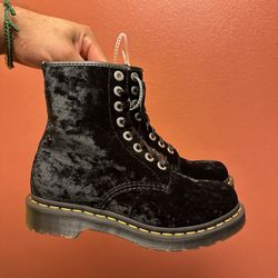 New  Dr. Martens Vegan 31020 Crushed Velvet Lace Up Boots in Black, Women's  6
