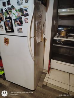 White Top-Freezer Refrigerator
