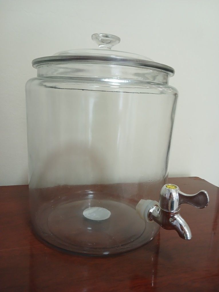 Dispensador o Despachador de bebidas, de vidrio transparente con válvula para servir de 2 galones.