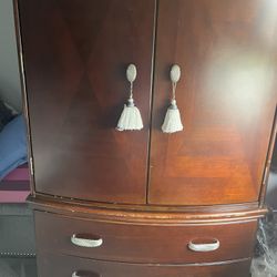 Armoire / Dresser