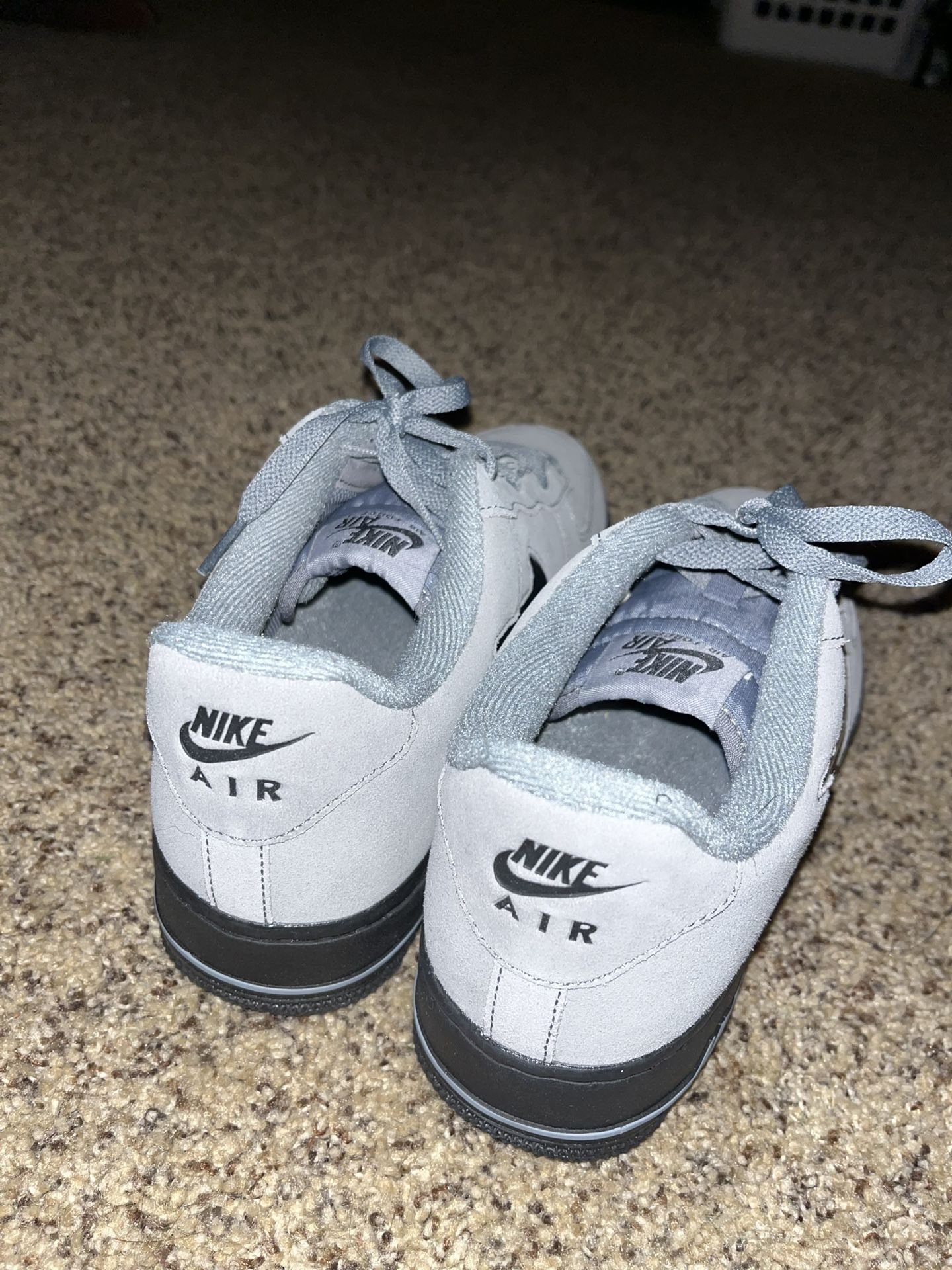 Nikes display picture 1