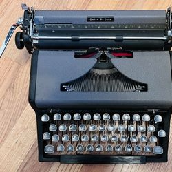 1942 Royal Quiet De Lux Typewriter