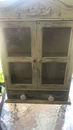 Curio pique I de madera y cristal.