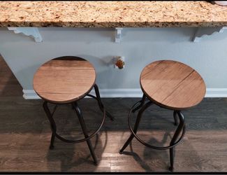 2 bar stools