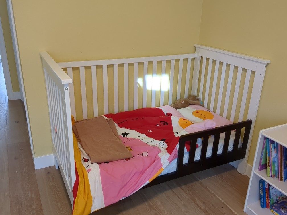 Crib/Toddler Bed With Side Rail Extra