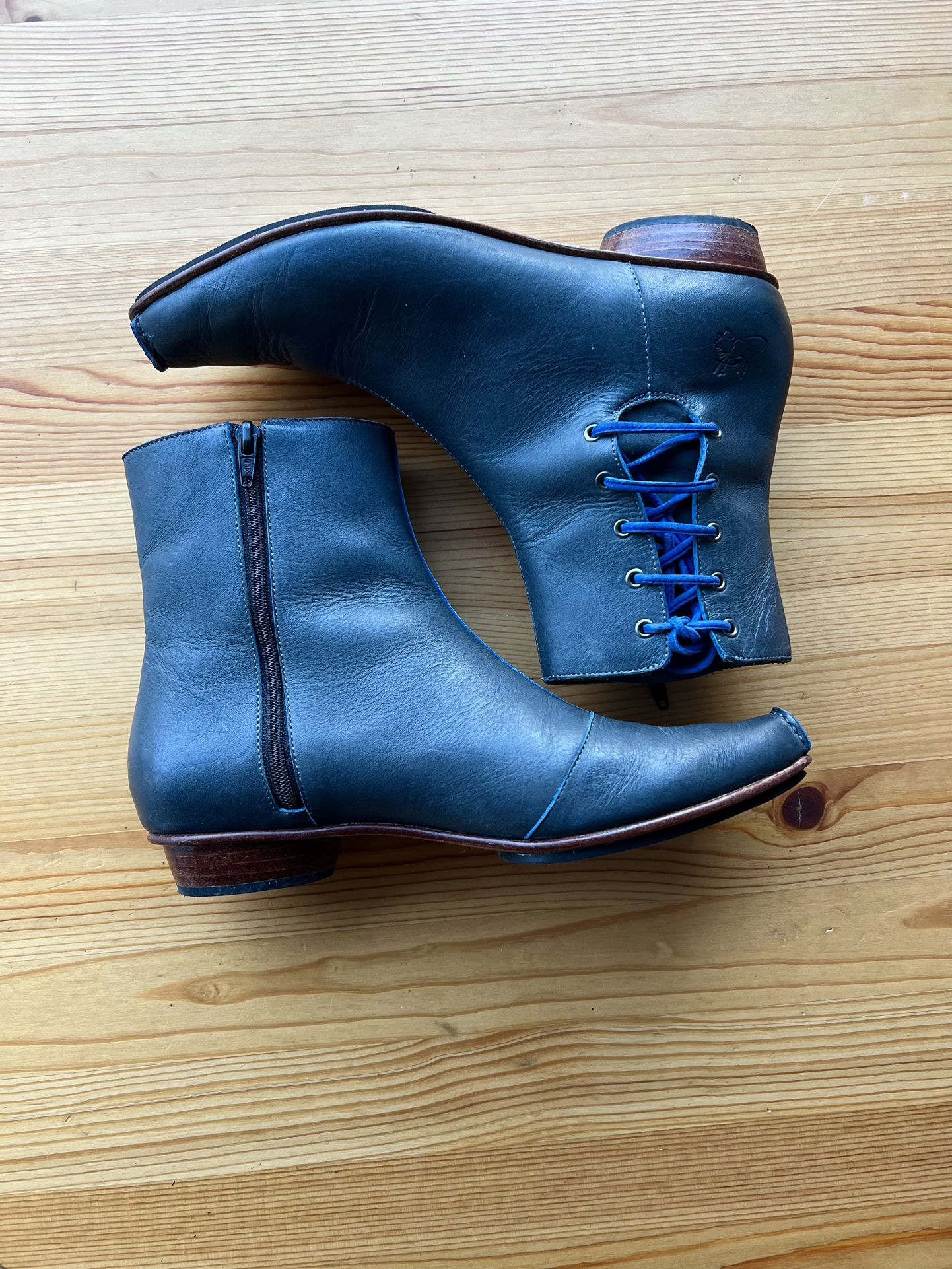 SIZE 8.5 FLUEVOG LEATHER BOOTS - MOVING SALE ✈️
