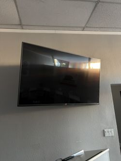 Lg 65 In With Wall Mount Included