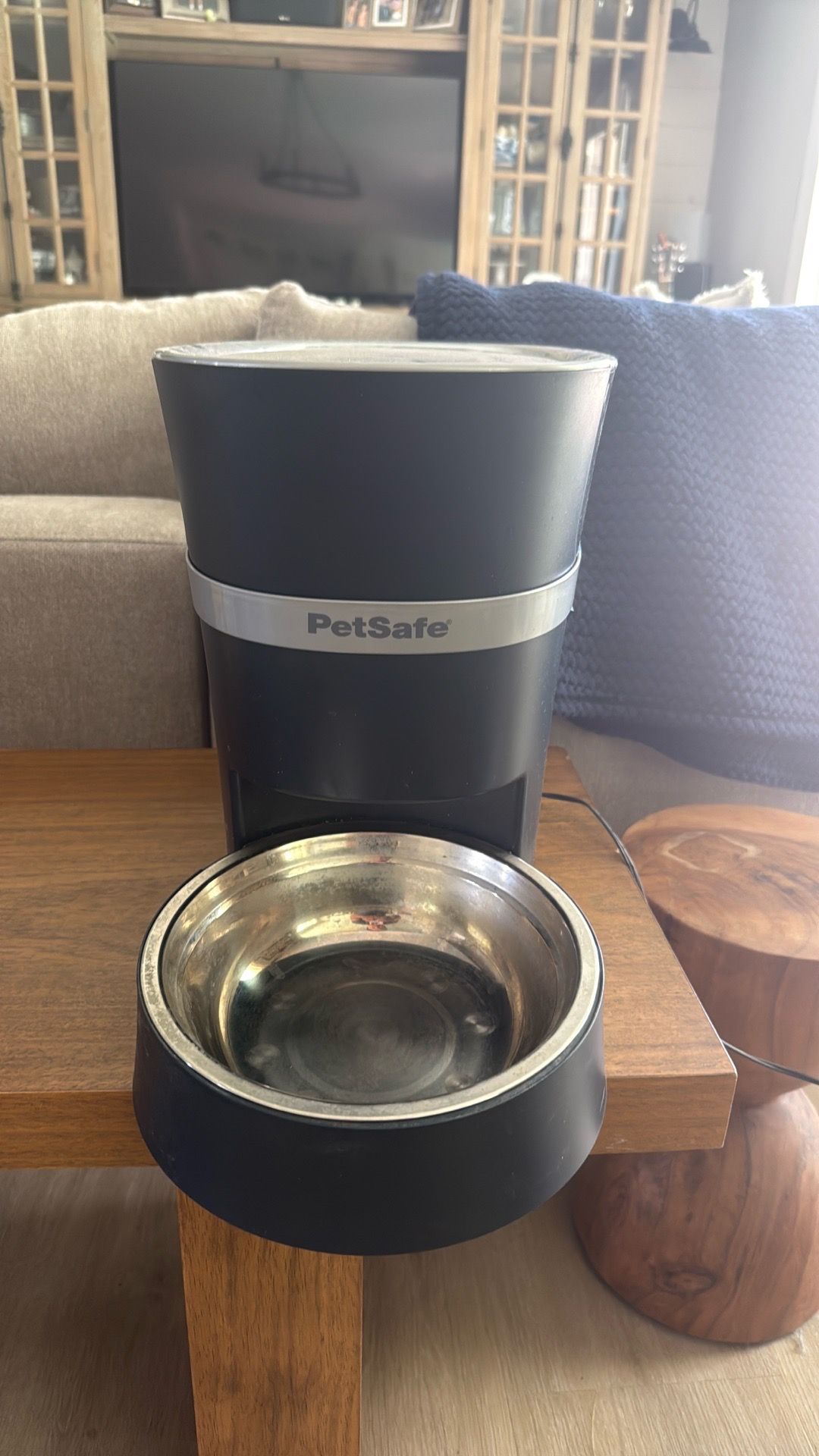 Pet feeder
