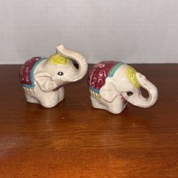 Vintage Pier 1 Imports Elephant salt and pepper shakers L14