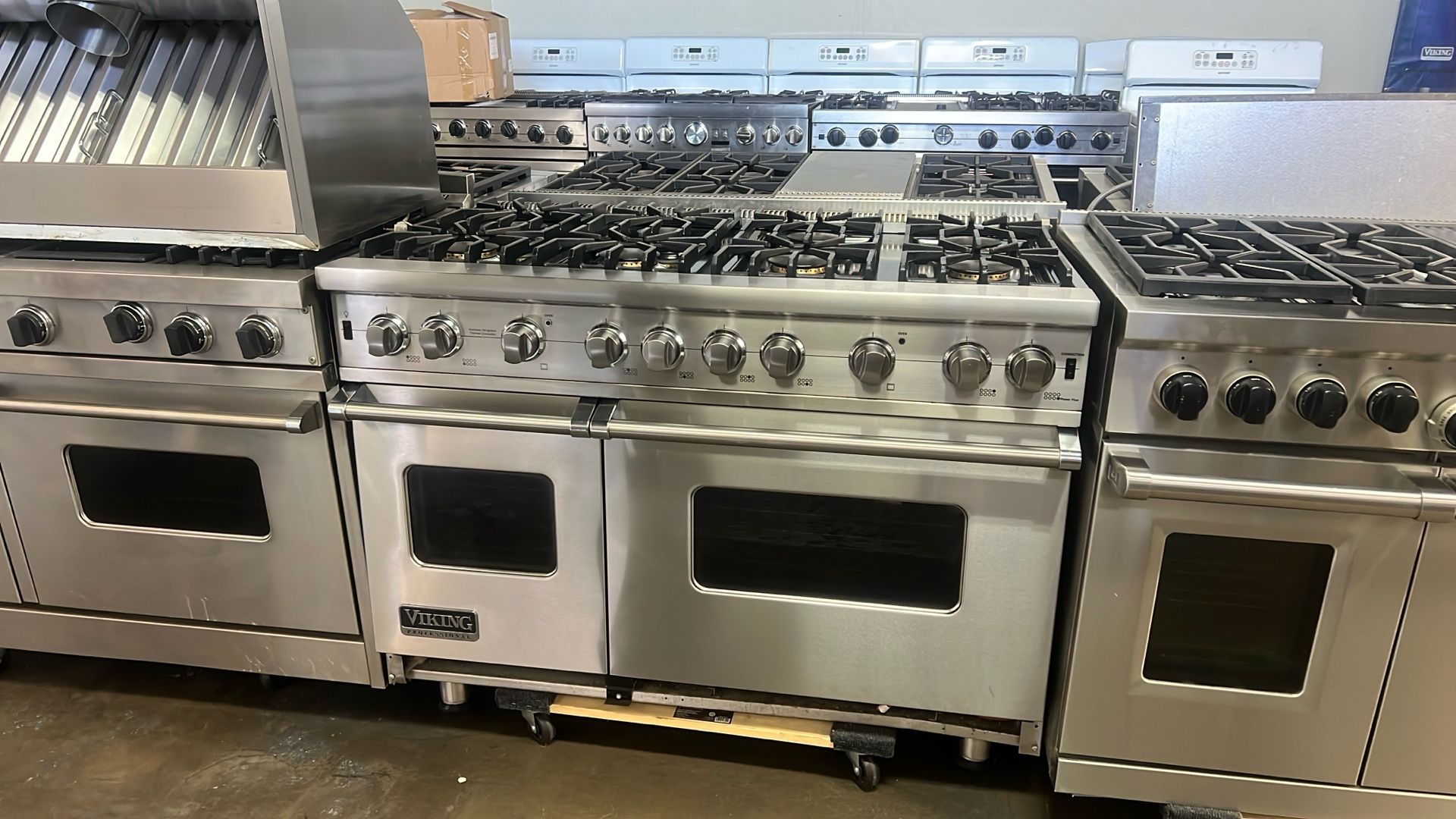 VIKING 48”WIDE GAS RANGE STOVE WITH 8 BURNERS