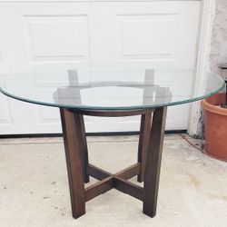 Dining Table In Excellent Condition 