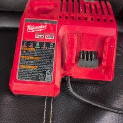 Milwaukee M18/M12 Cahrger