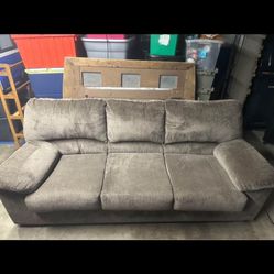 Brown couch and loveseat 
