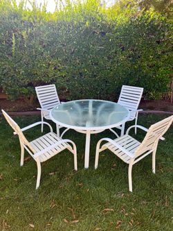 Outdoor Patio Table and 4 Chairs Set with recliner