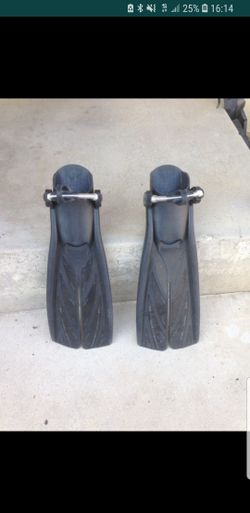 Atomic Aquatics Splitfins M with spring straps.